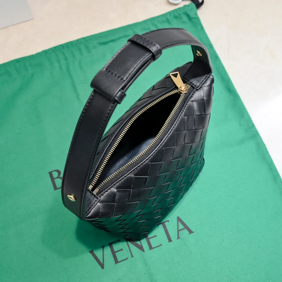 Batch 1280 It is predicted that BV Bottega's lunch bag will be popular again this year🔥. It is very soft and lightweight. It also uses the intrecciato weaving process that the two founders spent several months developing from the beginning of the brand. It is completely hand-woven by Italian craftsmen and perfectly reflects the craftsmanship of Bottega. The entire bag shape is also a very practical and popular lunch box bag shape. The slightly curved arc of the bag mouth can also better fit our wrists. Style number: 7748-1 Size: 17*13.5*5cm